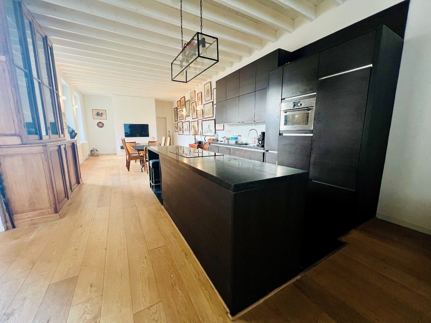 Ruime, exclusieve woning in centrum met 2 (of 3) slpks en terras foto {{pictureIndex}}