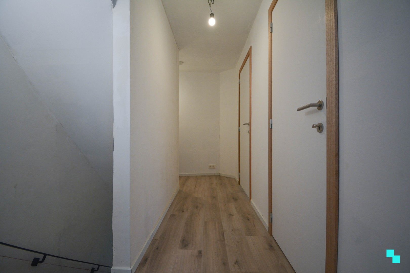 Totaal gerenoveerde woning met garage te centrum Roeselare foto 15
