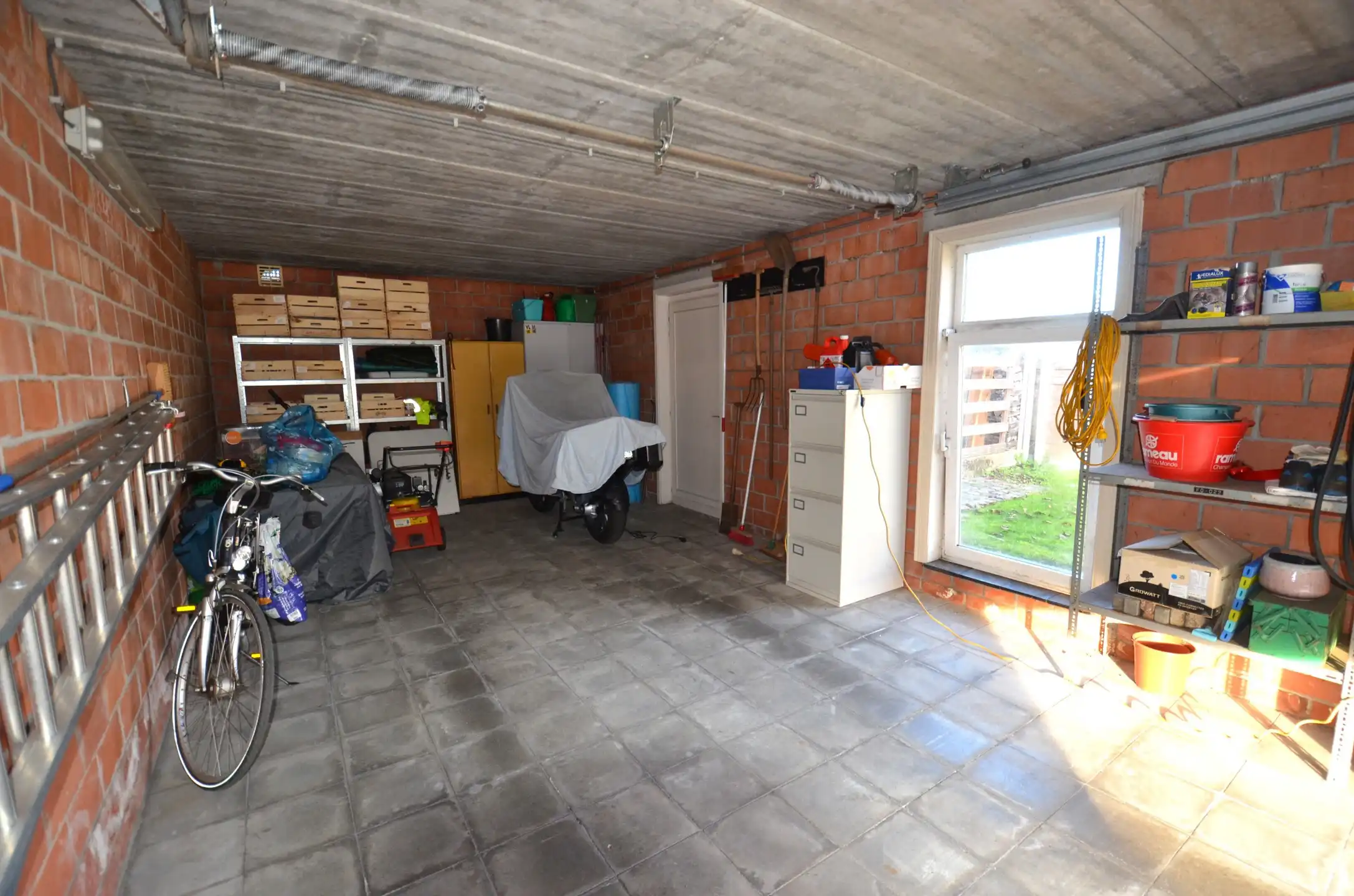 Leuke halfopen bebouwing met drie slaapkamers foto 22