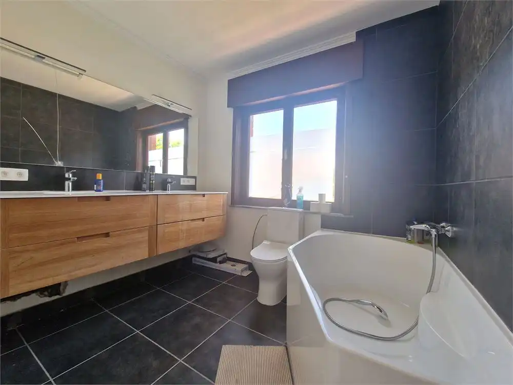 Halfopen te renoveren woning nabij centrum Pittem op een perceel van 348m²! foto 11