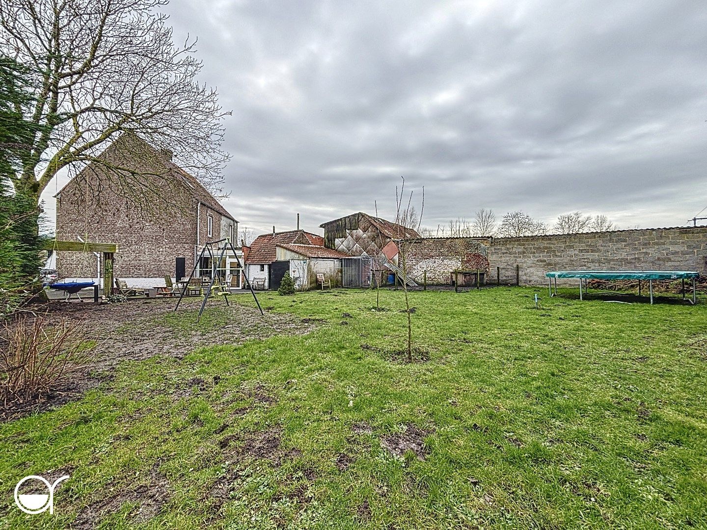 Hoofdfoto van de publicatie: Half open bebouwing met 3 slaapkamers en grote tuin