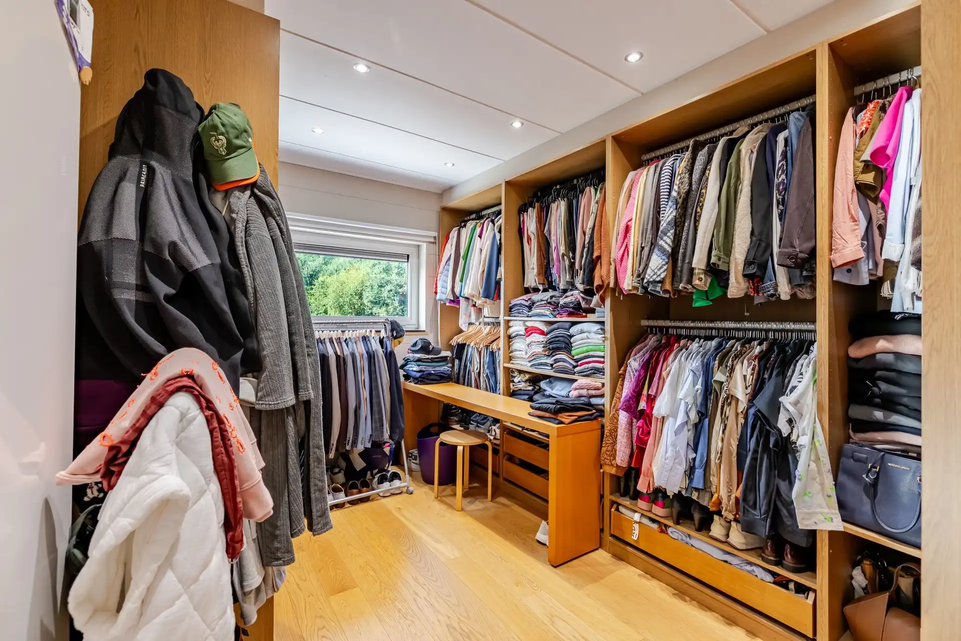Exclusieve woning met 5 slaapkamers, tennisplein, poolhouse en ruime tuin foto 22