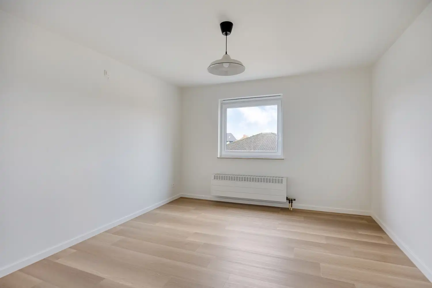 Gerenoveerde gezinswoning met 4 slaapkamers, garage en grote zonnige tuin rustig gelegen vlakbij het centrum van Lochristi. foto 13