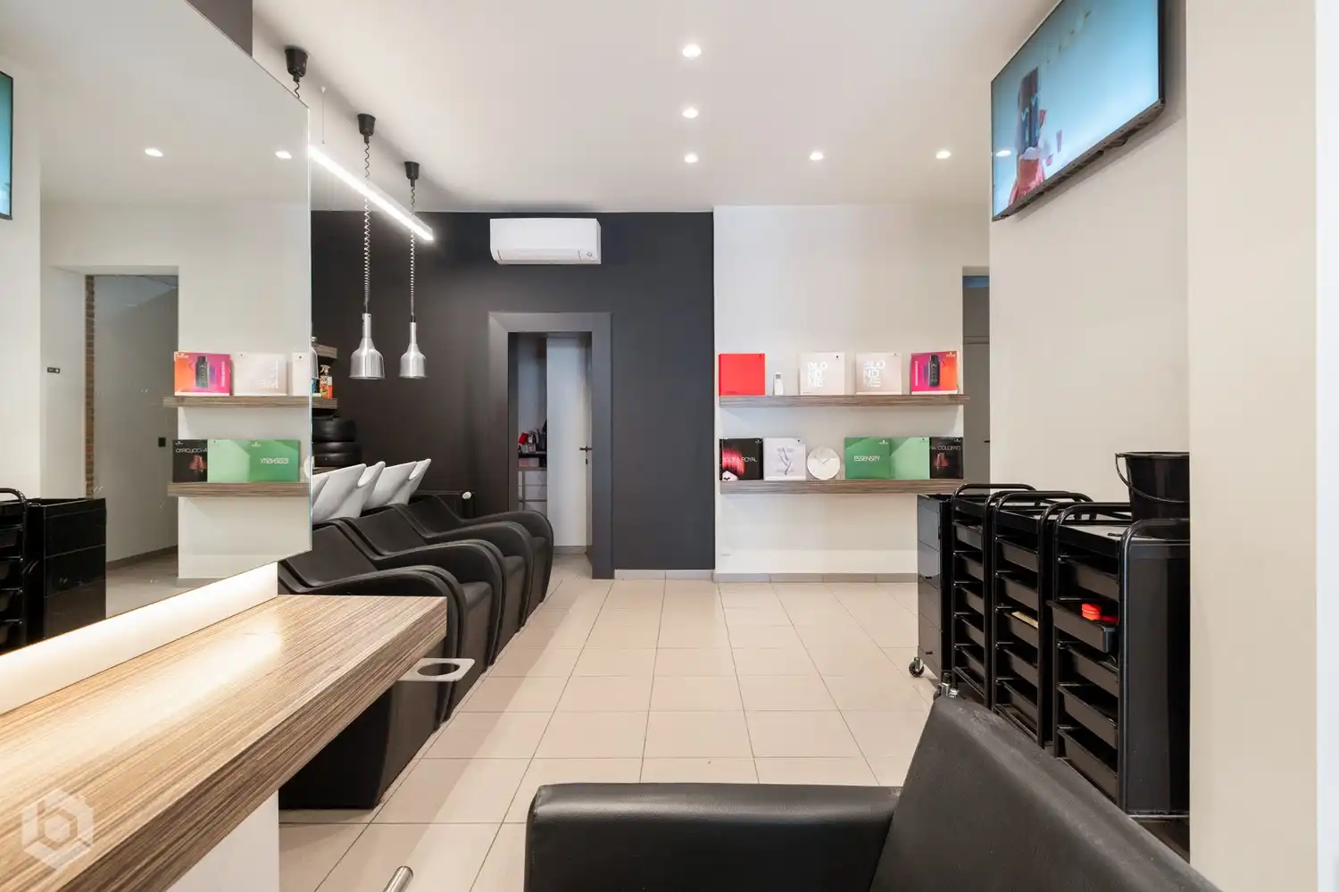 Appartementsgebouw met 4 app., 2 handelsglv., 5 garages én tuin foto 26
