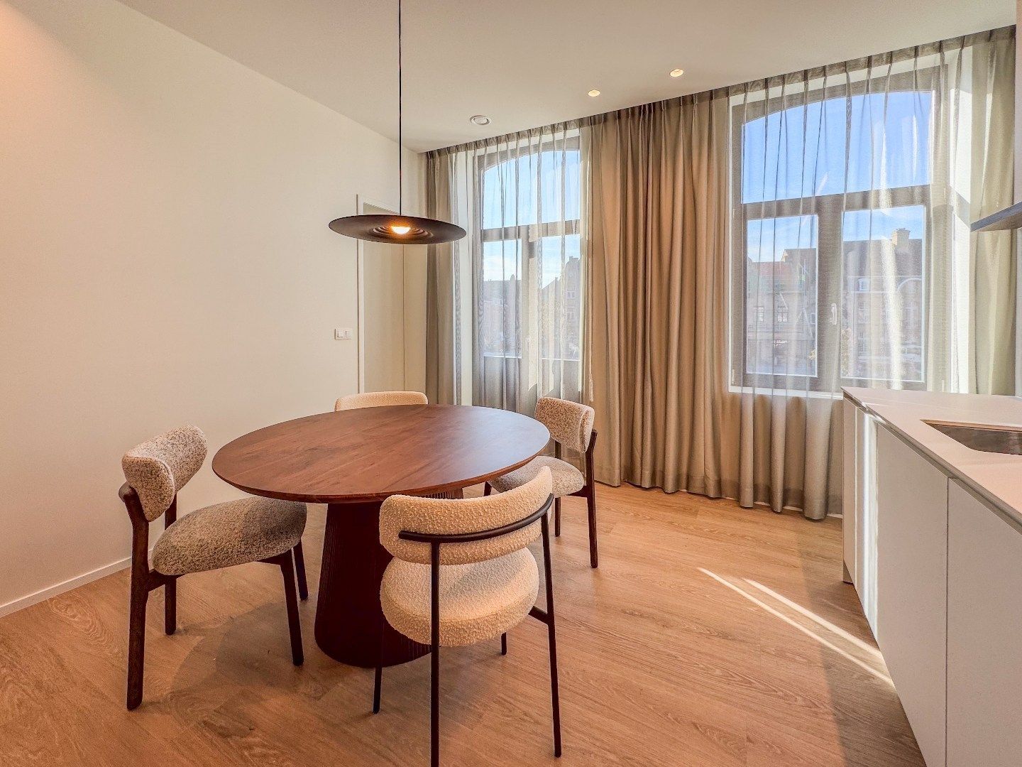 Ruim appartement met 3 slaapkamers en terras in het centrum. foto 10