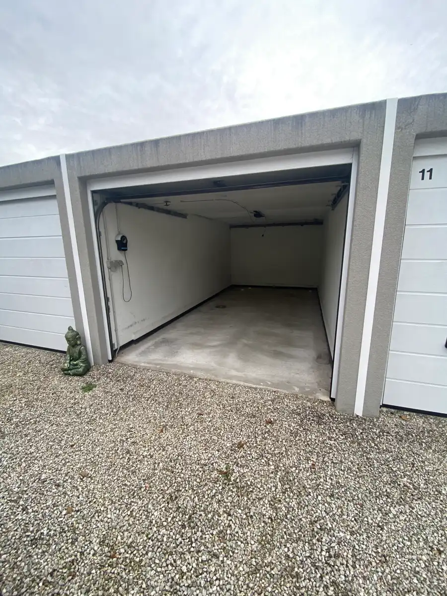 Ruime Garagebox in centrum van Oostkamp foto 2