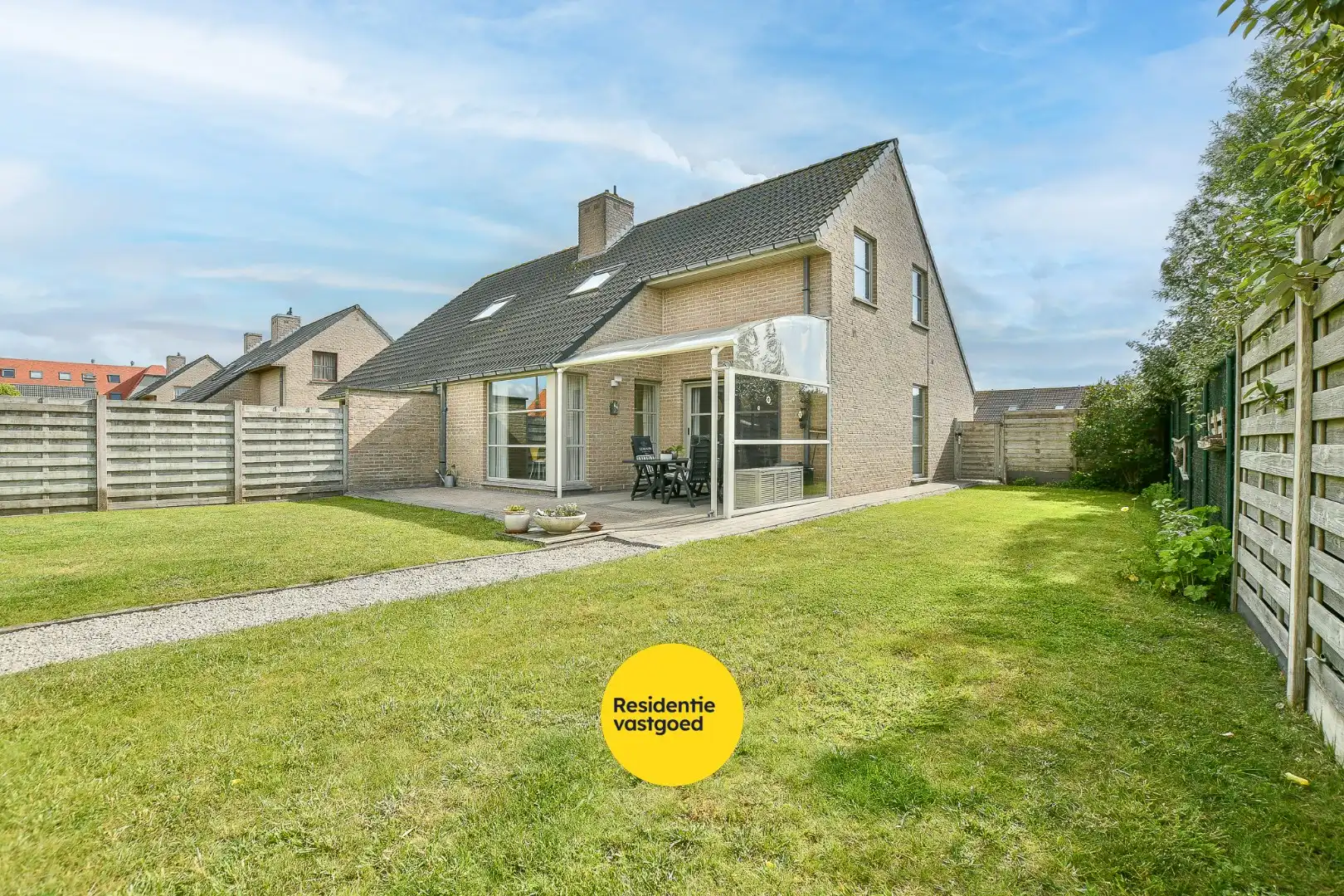 Instapklare halfopen bebouwing met 3 slaapkamers en tuin in De Haan! foto 16