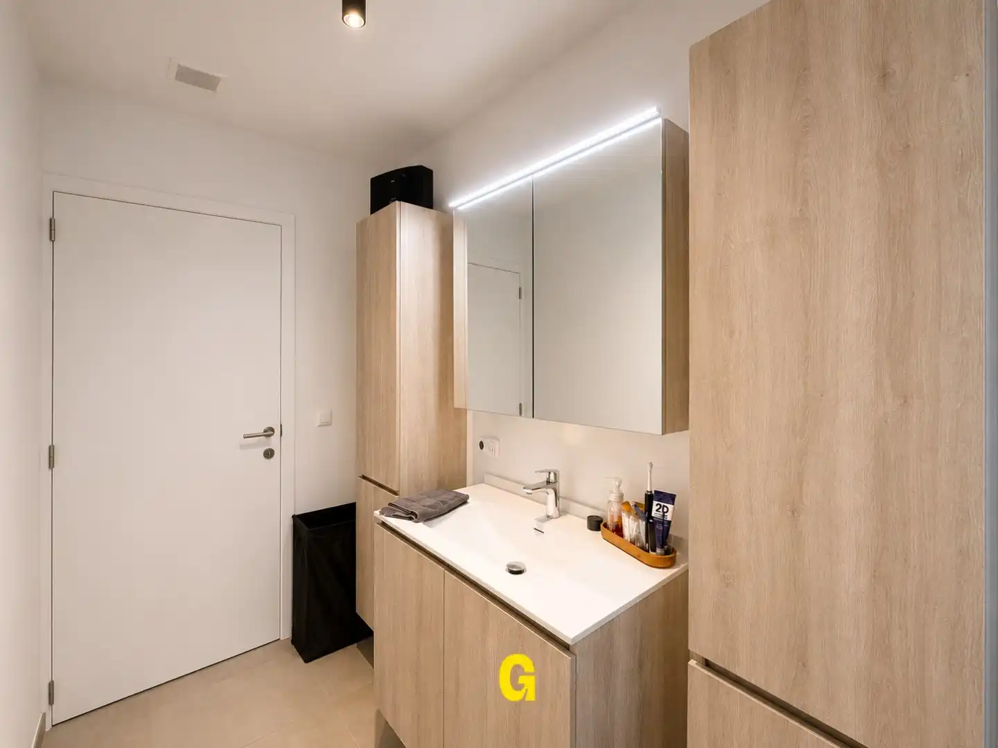 Knap afgewerkt gelijkvloersappartement met 2 slaapkamers, ruim terras en tuintje met tuinberging foto 12