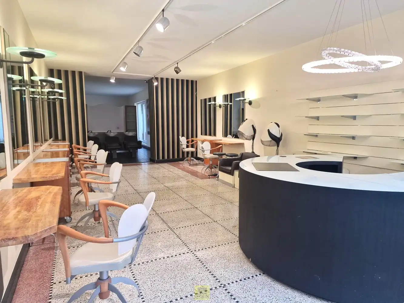 Instapklaar handelspand in het centrum van Aalst – topligging tussen Keizersplein en Hopmarkt foto 2