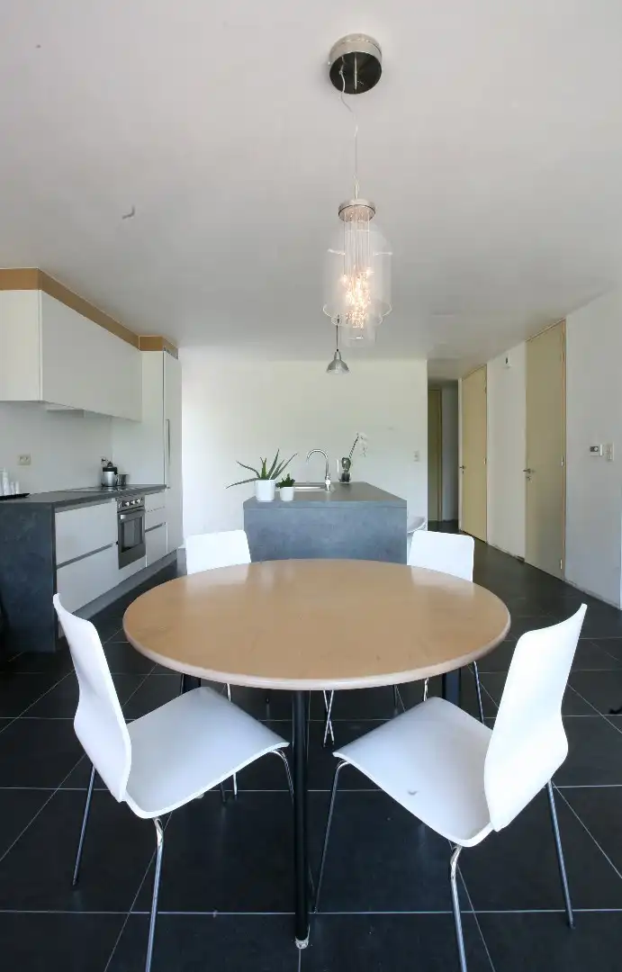 Knap ingerichte duplex - 125 m² - met bureel, 2 slpk, dressing, ruim terras met prachtig en uniek zicht op de tuin en achterliggende groene omgeving.  foto 9