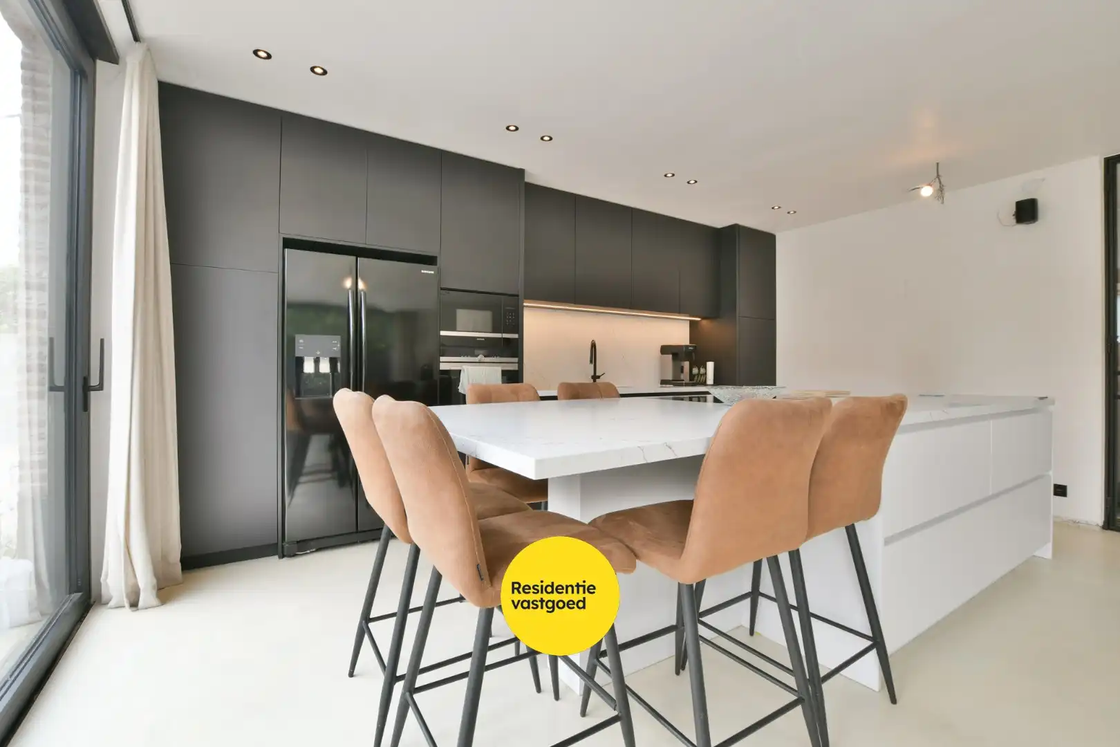 Exclusieve koppelvilla van 348 m² met 6 slaapkamers in rustige woonwijk foto 3