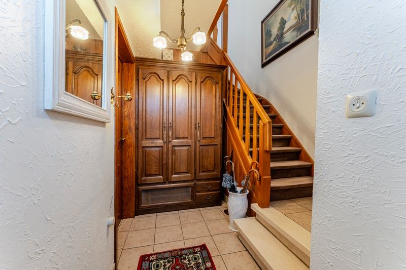 Roeselare-stadsrand. Uiterst verzorgde en goed gelegen woning met 3 slaapkamers en aparte ingang garagestraat. Gunstig EPC & conform elektriciteitsattest ! foto 3