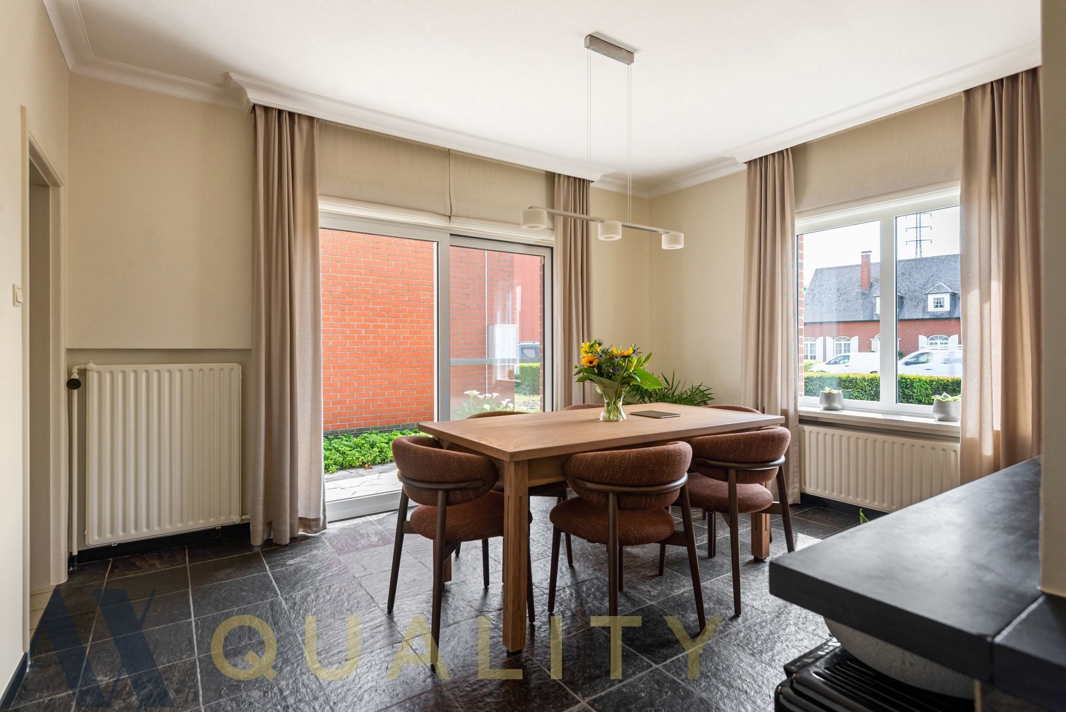 Instapklare villa/bungalow met aansluitend een kantoorruimte/handelsgelijkvloers op ruim perceel van +/- 30 are. Meerdere parkeerplaatsen foto 8