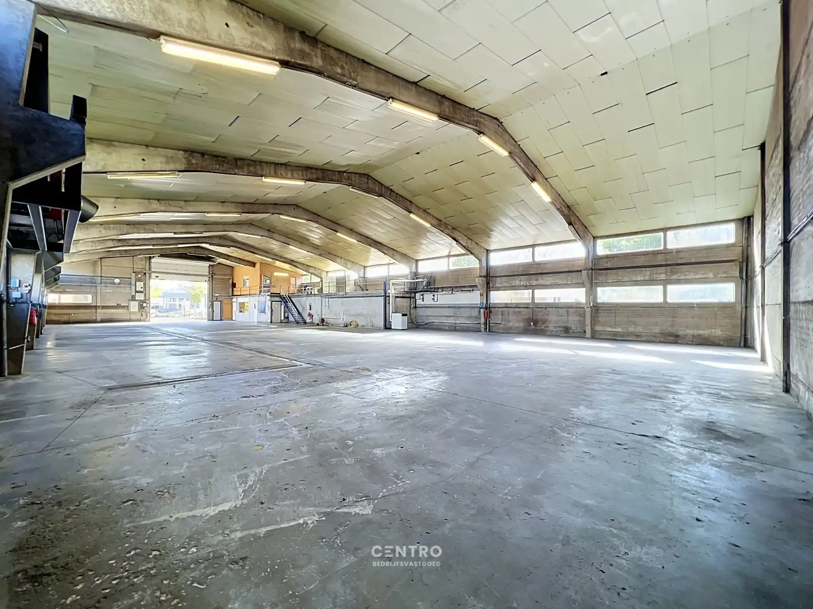 Magazijn met bureel (± 840m²) op INDUSTRIEZONE met gelijkvloerse LICHTRIJKE woonst  (o.a. 3 slpks, 2 garages,...)  op een prachtig HOEKperceel van 2.061 m² te Diksmuide! foto 12