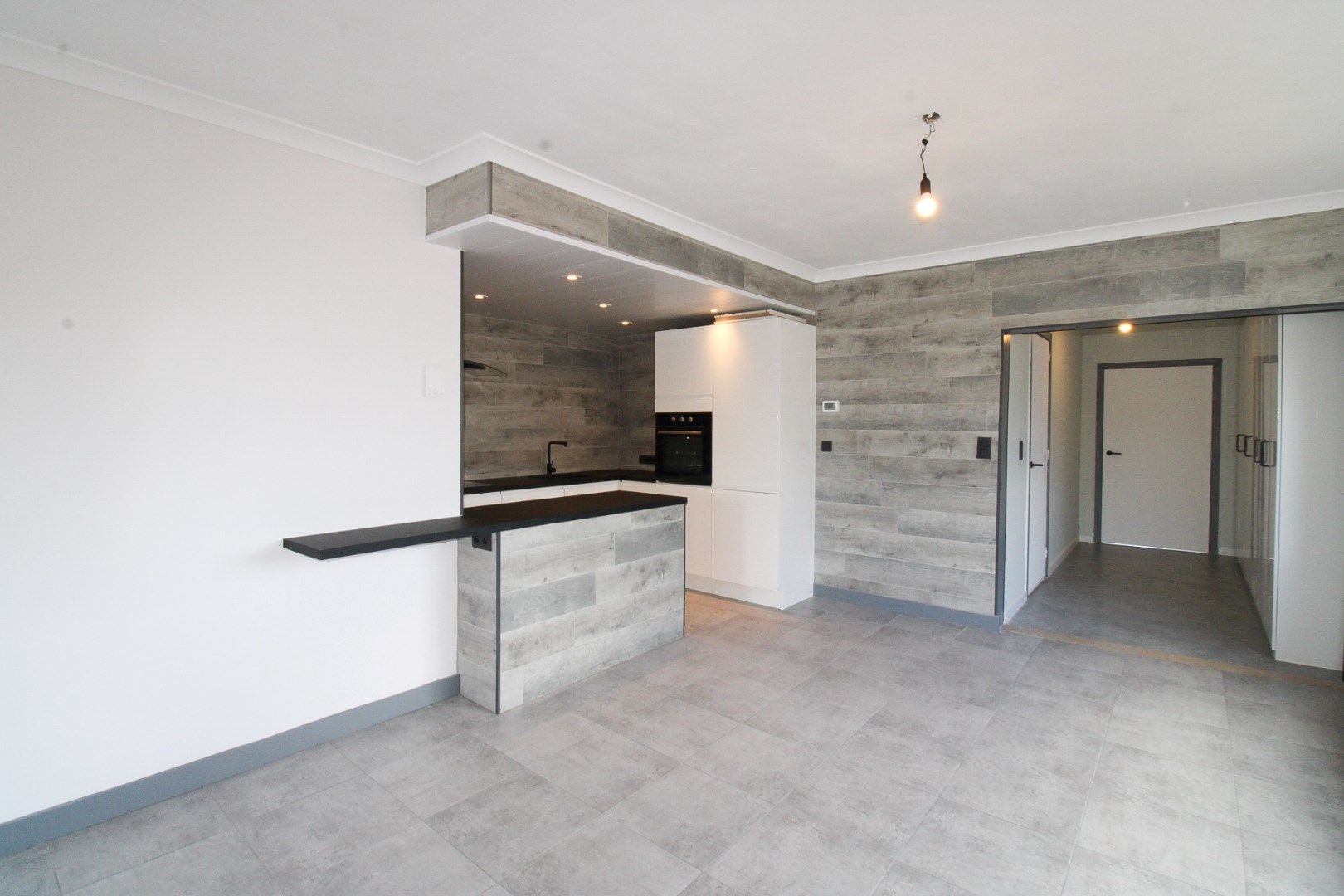 Te koop: Instapklaar en charmant appartement in hartje Hemiksem! foto 3