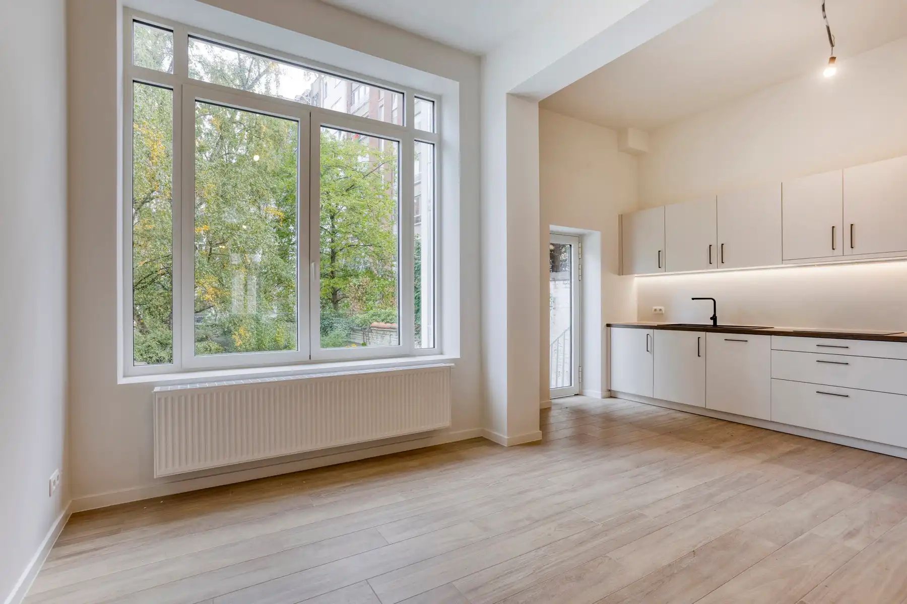 Prachtig gerenoveerd 2-slaapkamerappartement met tuin foto 3