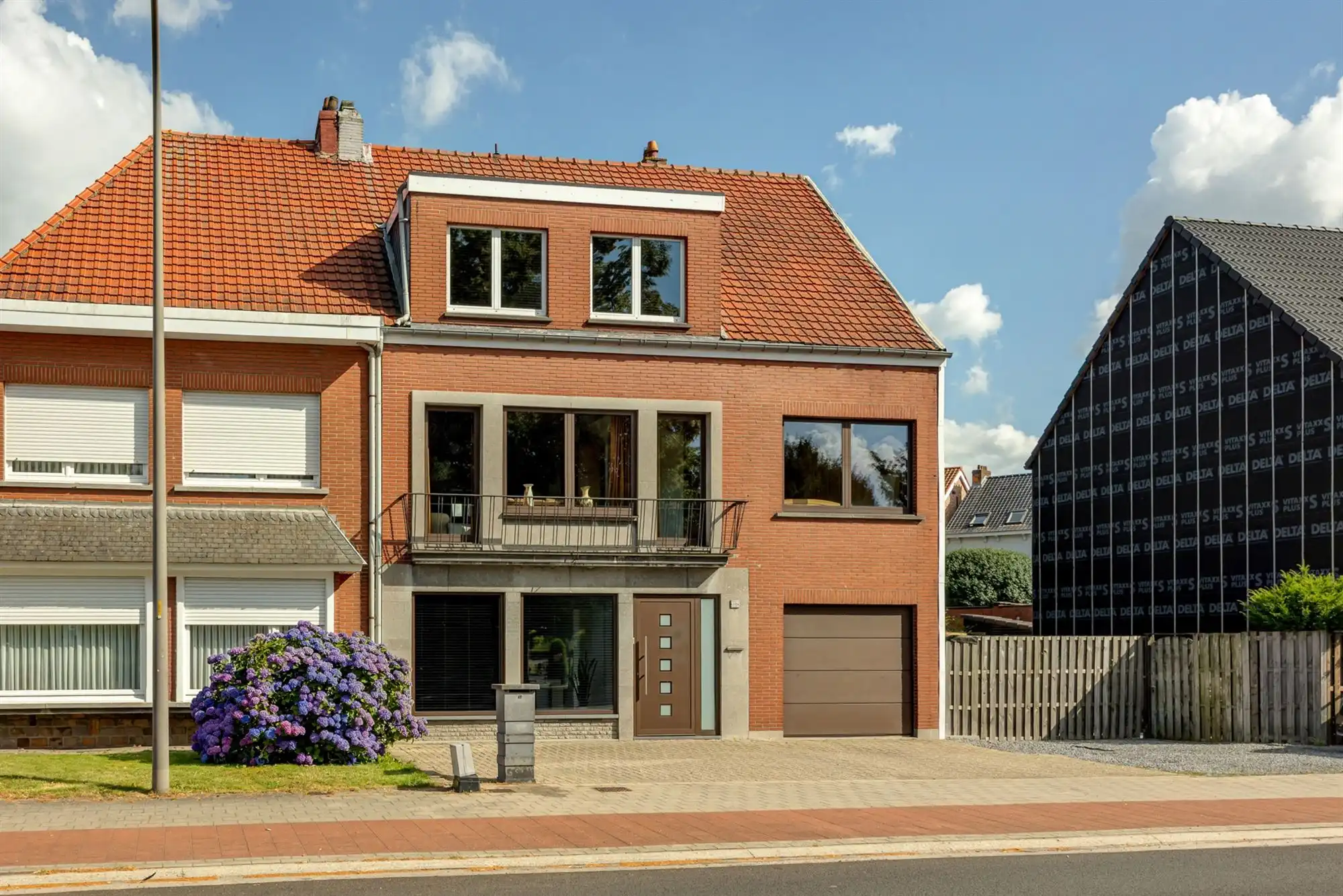 Gedeeltelijk gerenoveerde tweewoonst met tuin en garage foto 30