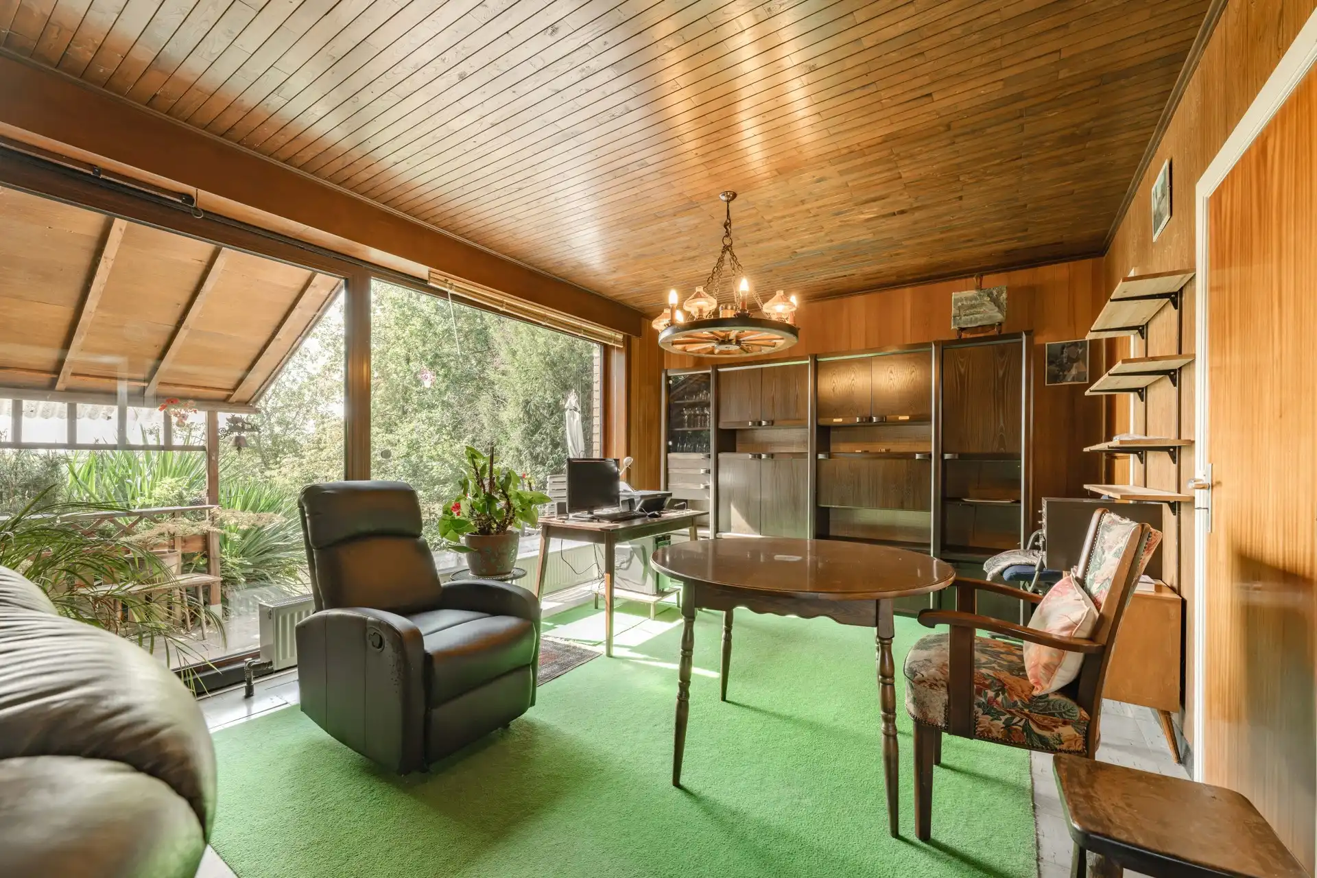Charmante, op te knappen, statige villa met 3 slaapkamers en garage op een ruim perceel gelegen in het groen TE KOOP in Wielsbeke. foto 12
