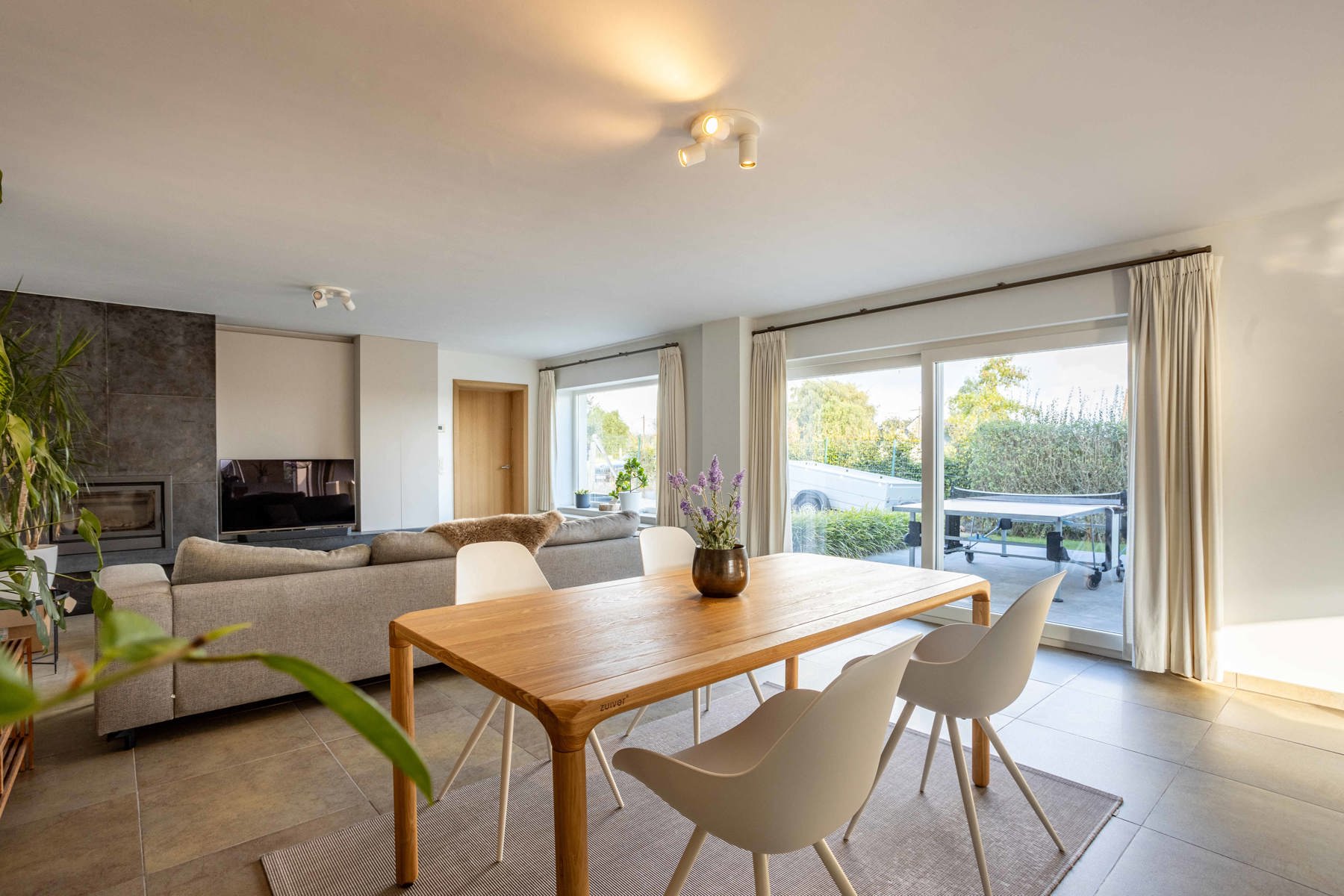 Ruime en lichtrijke woning in een rustige doodlopende straat foto 3