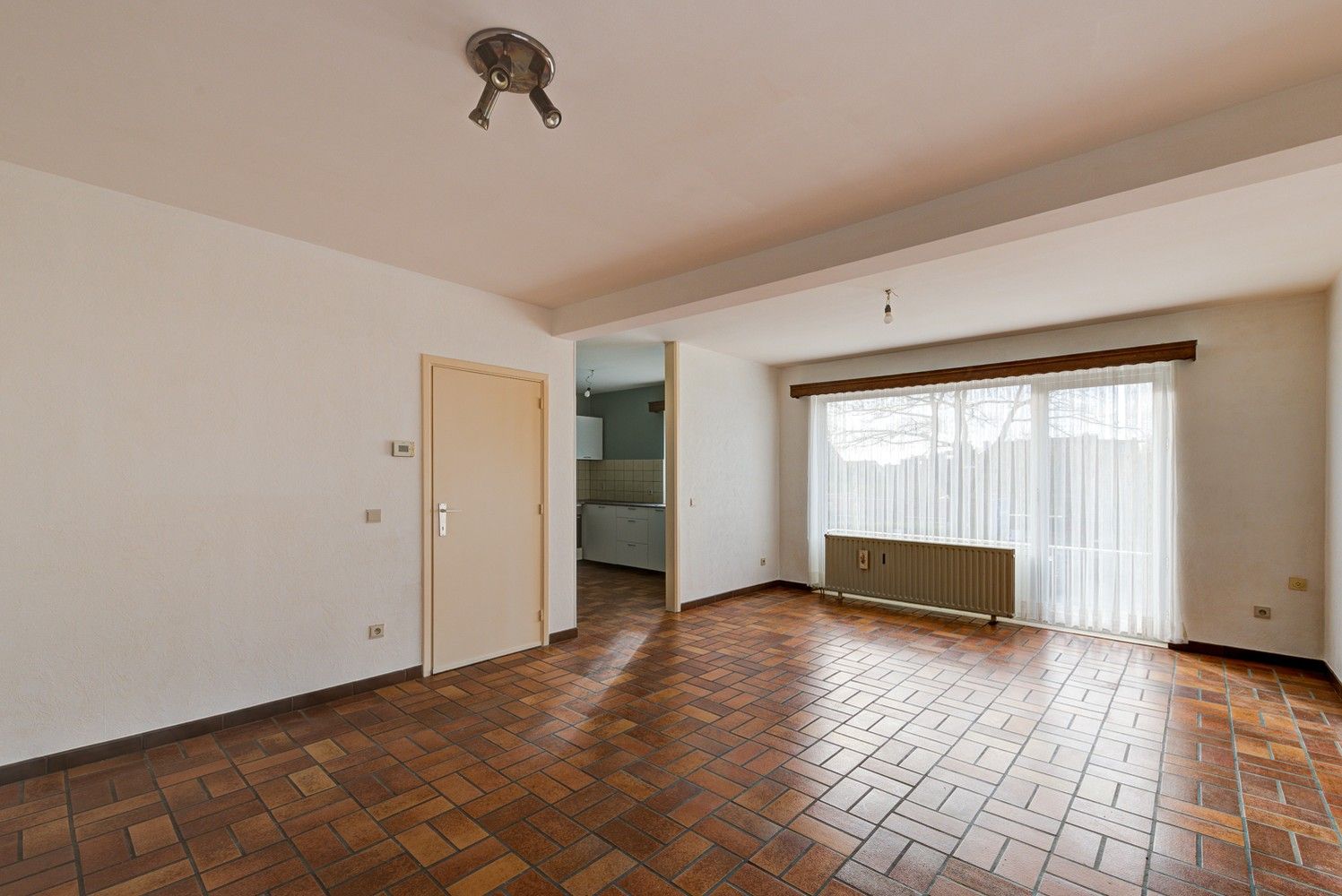 VERZORGD APPARTEMENT MET 3 SLAAPKAMERS, RUIM TERRAS EN AUTOSTAANPLAATS NABIJ HET CENTRUM VAN BILZEN foto 4