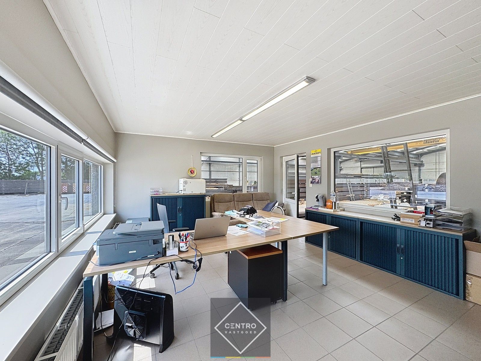 Instapklare MAGAZIJNEN (1.500m²), voorzien van 2 ROLBRUGGEN (5 ton) en geïntegreerde KANTOORRUIMTE met sanitaire voorzieningen. Op ambachtelijke zone te Wingene! foto 9