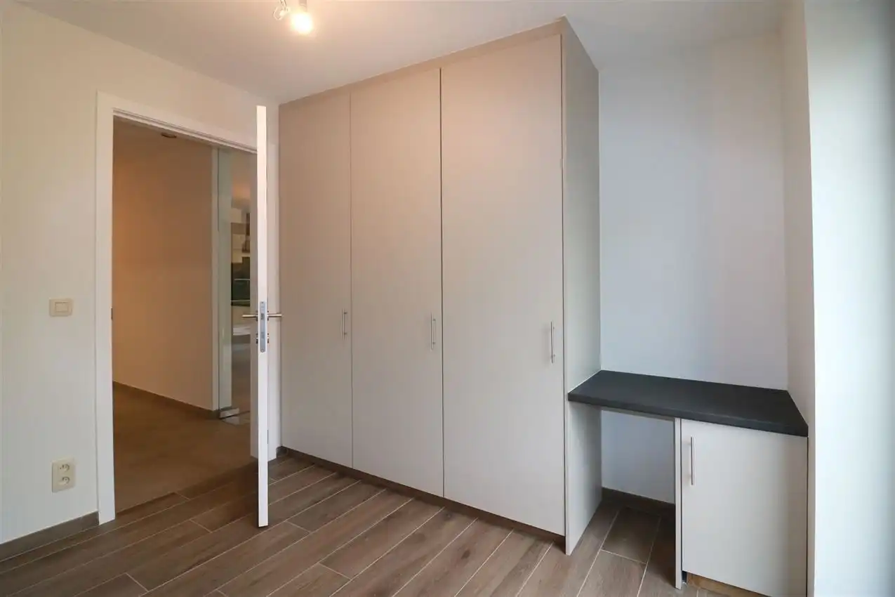 Alles gelijkvloers, oostgericht terras en tuintje, zalig rustig met zicht op maagdentoren foto 13