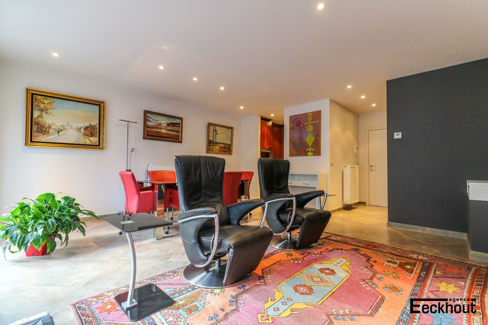 Instapklaar 2-slaapkamer appartement met groot zonneterras te Oostende! foto 3