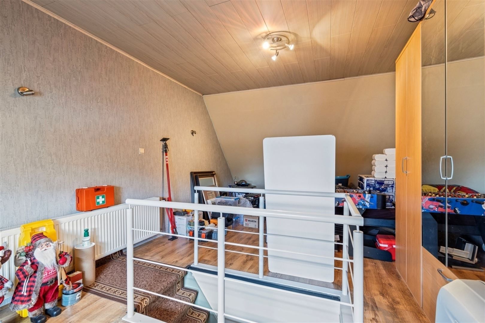 Gerenoveerde rijwoning met 3 slaapkamers en doorgang achteraan. foto 15