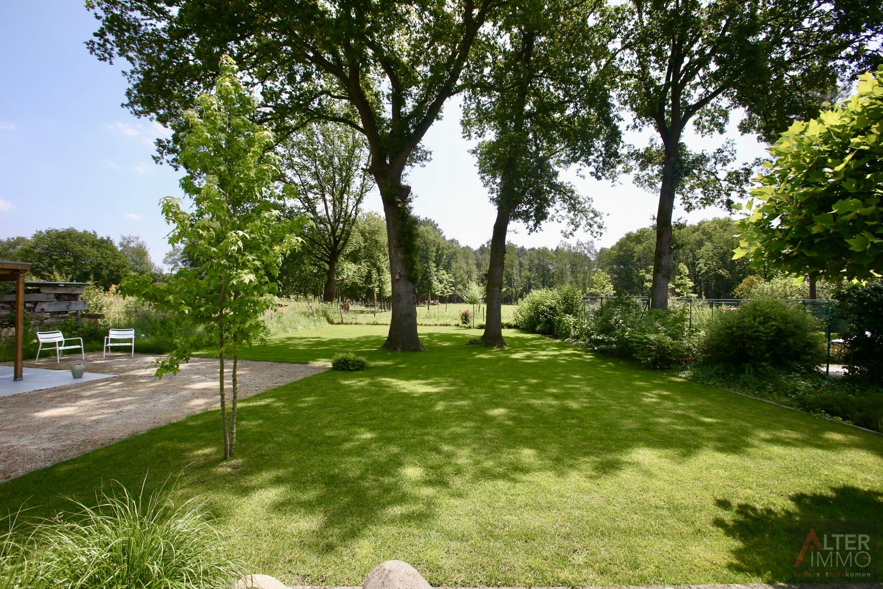 Stijlvolle, tijdloze en volledig gelijkvloerse woning met 3 slaapkamers, inpandige garage, tuinlounge en een schitterende tuin met een adembenemend uitzicht op een oase van groen! foto 24