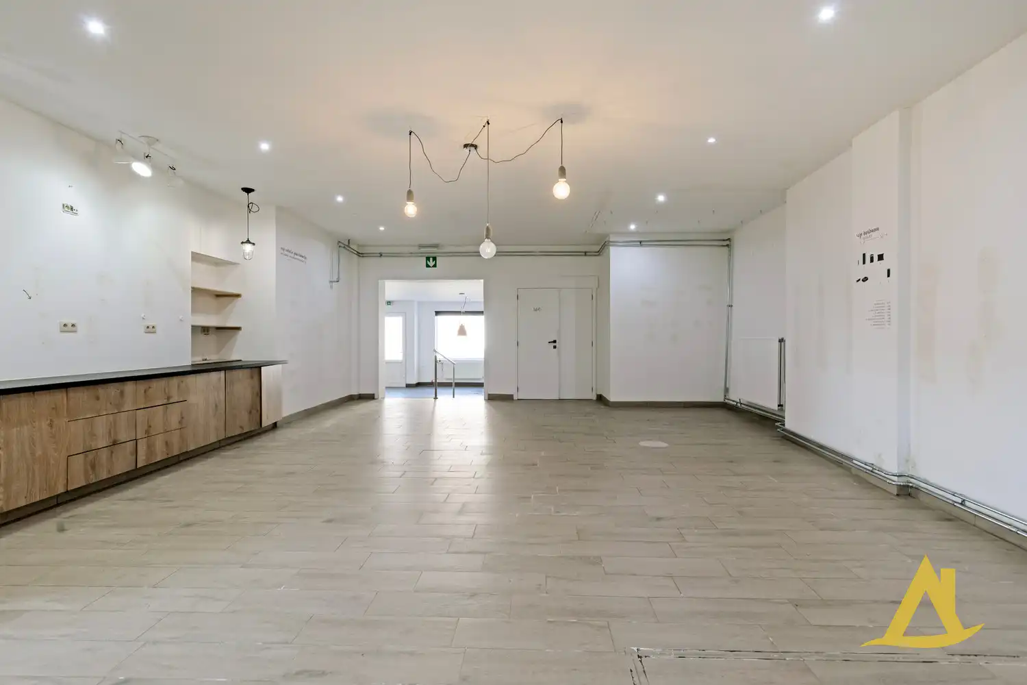 VEELZIJDIGE HANDELSRUIMTE TE DIEST! foto 7