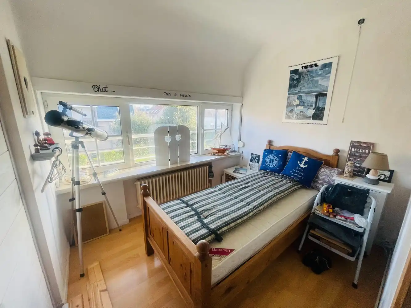 Zeebrugge à 50 mètres de la mer&nbsp; Maison très charmante entièrement rénovée avec 5 chambres à coucher, 3 salles de bains et 3 terrasses. Atout majeur : 2 places de parking et un grand garage. Comprend une allée pour 2 voitures en enfilade, un grand garage, un atelier,un local a vélos, un studio aménagé et un petit jardin orienté au sud. &nbsp;1er étage : superbe séjour, cuisine ouverte aménagée, donnant sur une terrasse. Style Long Island. &nbsp;2e étage : 3 belles chambres, 2 salles de bain. Sous les combles, une 4e chambre. &nbsp;Surface construite de 230 m². Superficie du terrain de 137 m².&nbsp; &nbsp; Magnifique !&nbsp; Parfaitement soigné et entretenu ! foto 15