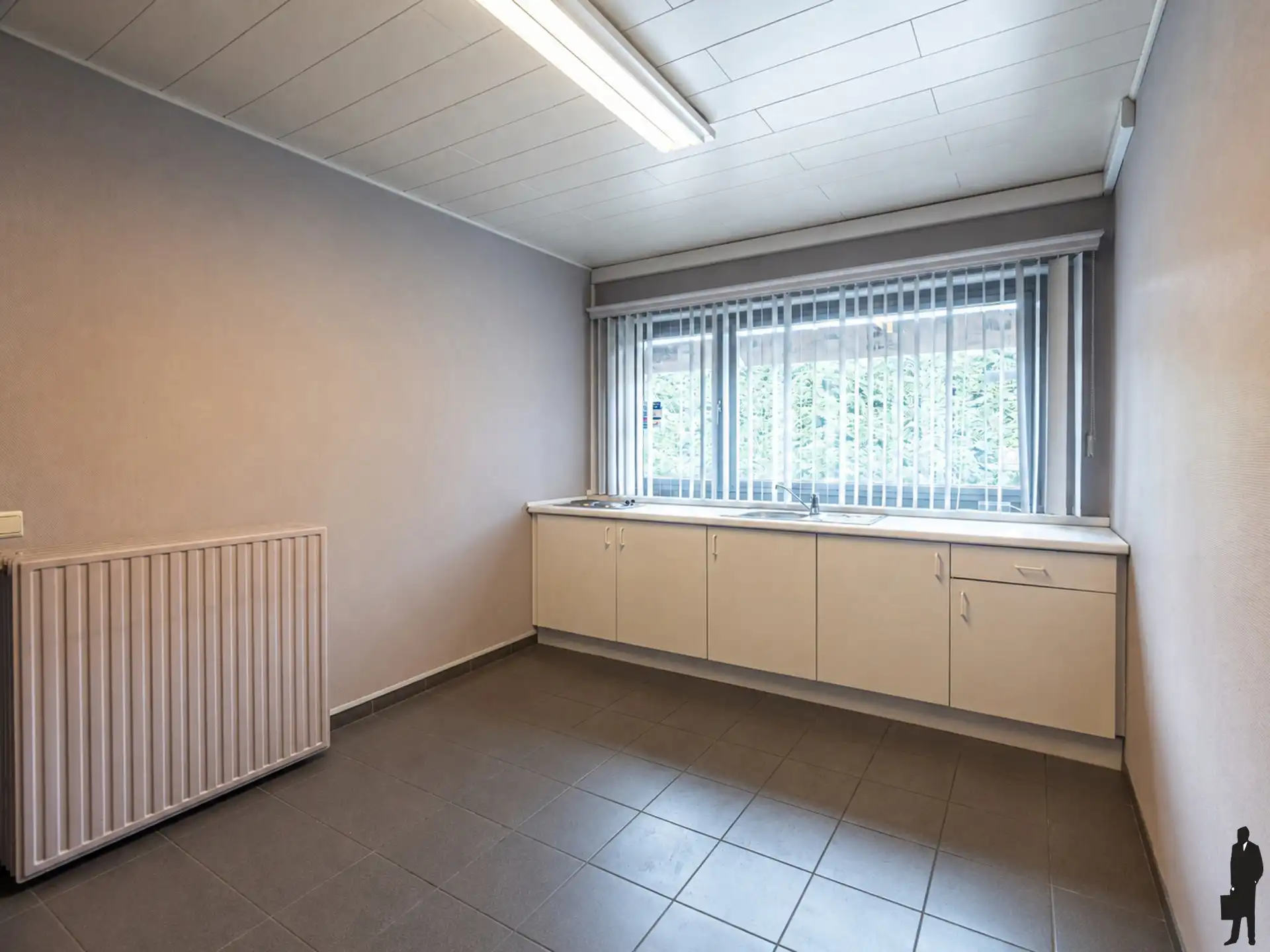 Magazijn met kantoren op ca. 4.425 m² foto 6