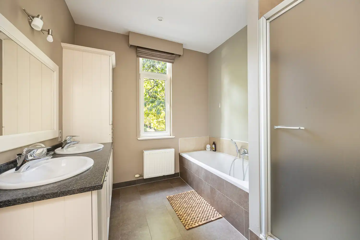 Instapklare en karaktervolle villa op toplocatie, gelegen op een ruim perceel van +-2450m², omgeven door rust, privacy en groen foto 35
