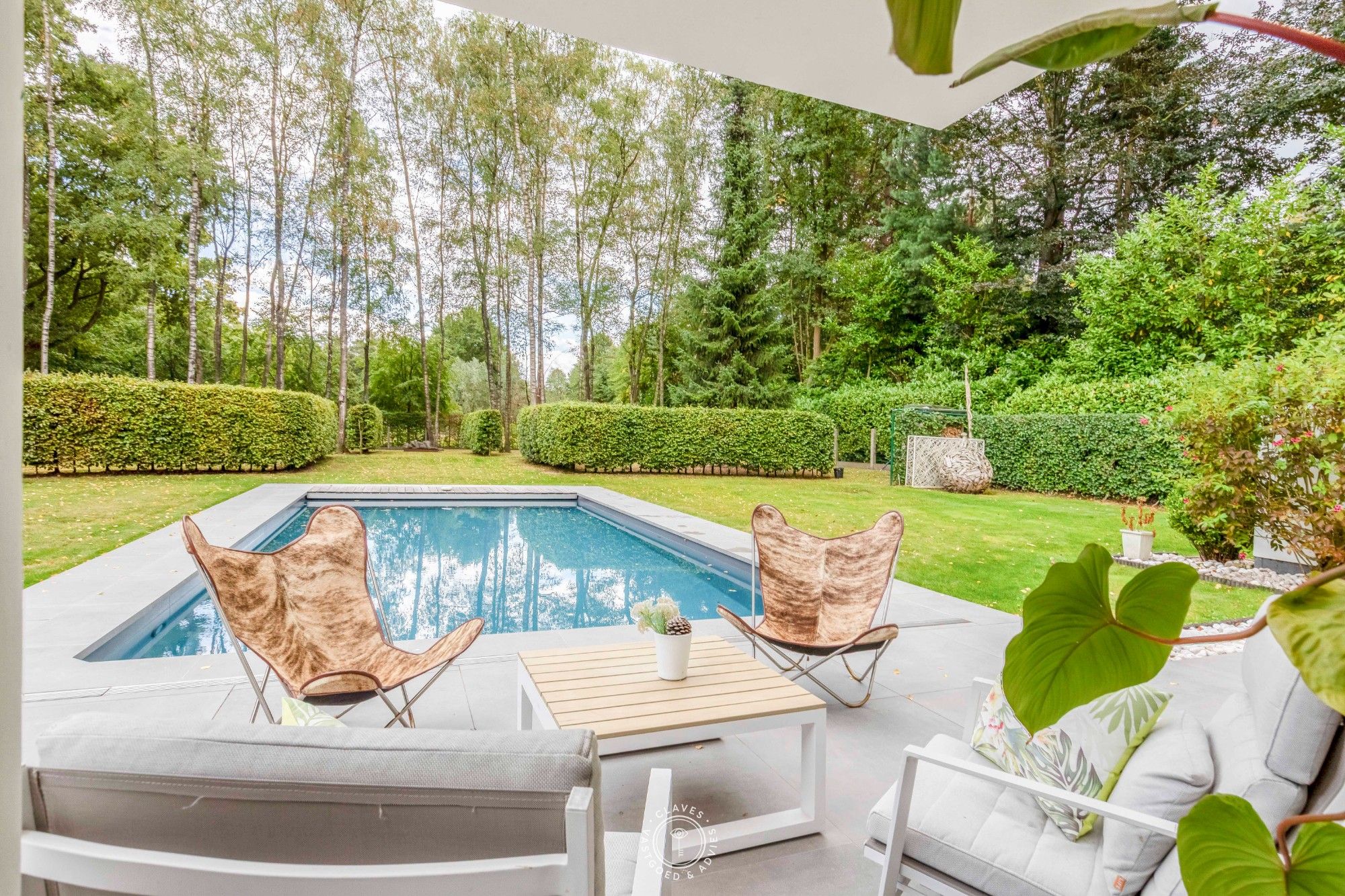 Architecturale villa met prachtige tuin en zwembad foto 11