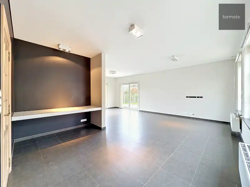 Ruime halfopen woning foto 11