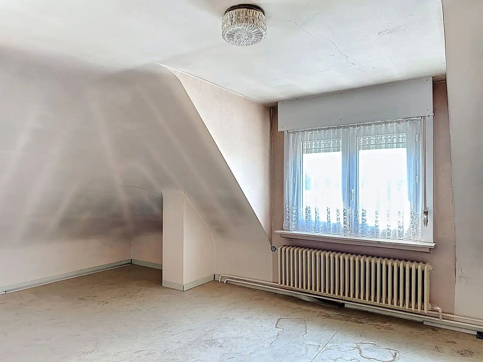 Centraal gelegen, te verbouwen woning. foto 12