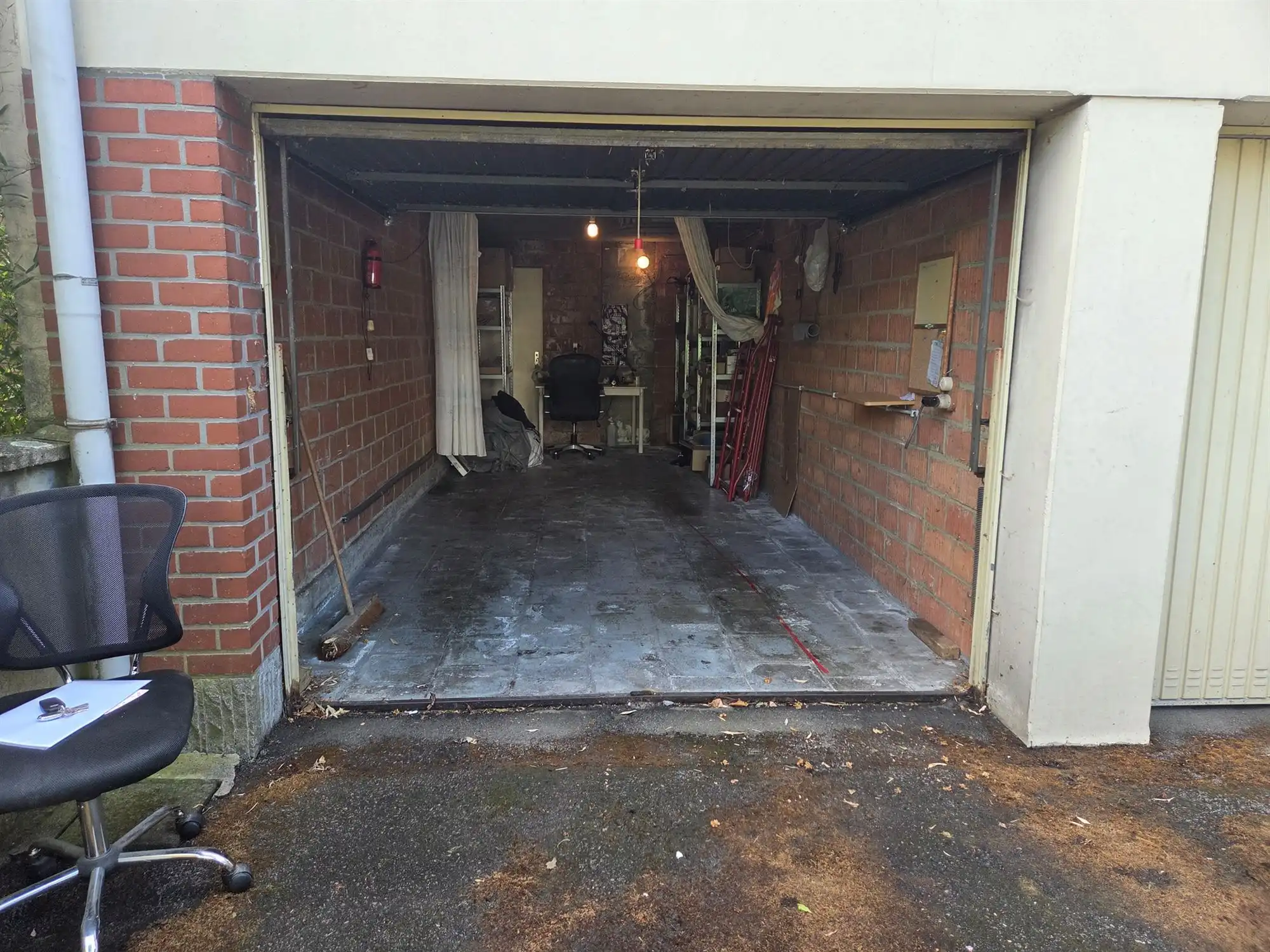 Garagebox - binnen - gesloten foto {{pictureIndex}}