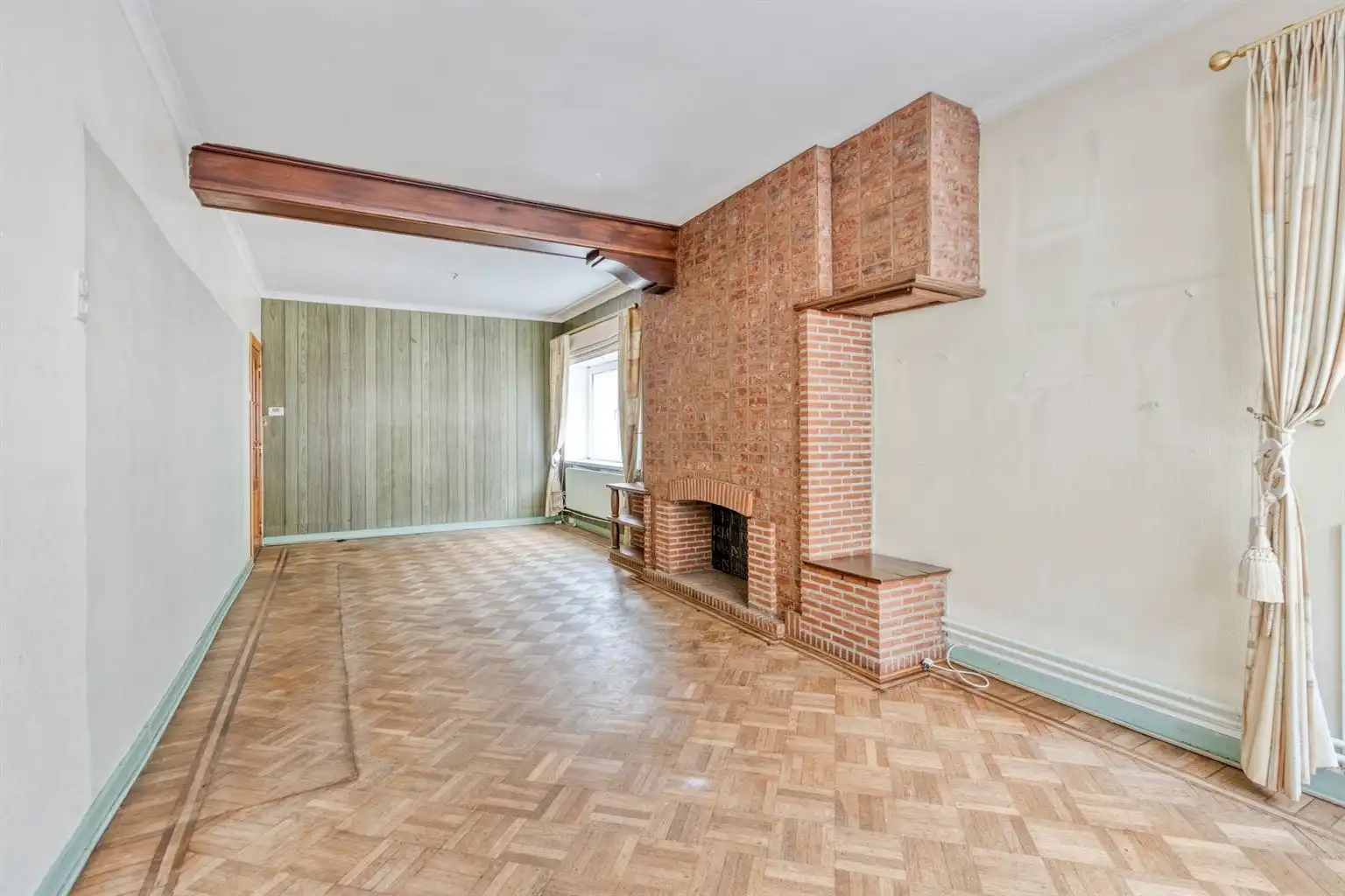Karaktervol hoekpand met handelsruimte en ruime woning op een absolute topligging aan de Bosstraat in Maaseik.  foto 5