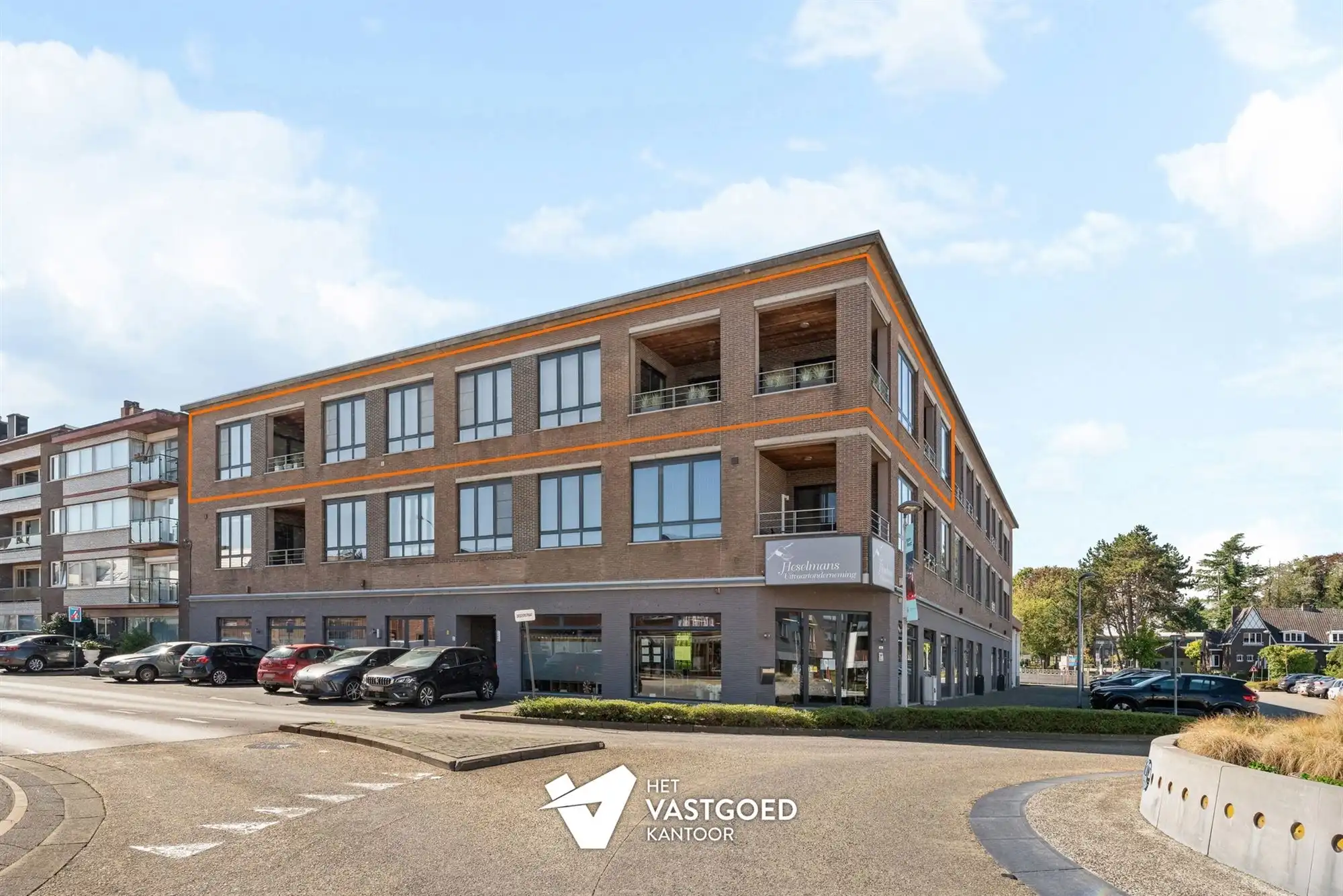 ZEER RUIME PENTHOUSE (340M²) IN UITSTEKENDE STAAT MET 3 TERRASSEN TE TESSENDERLO CENTRUM foto 2