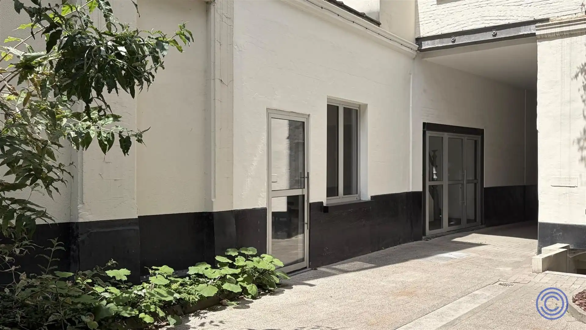 Stijlvolle commerciële ruimte met vitrine – ca. 65 m², uitbreidbaar met 20 m² op de Paardenmarkt. foto 4