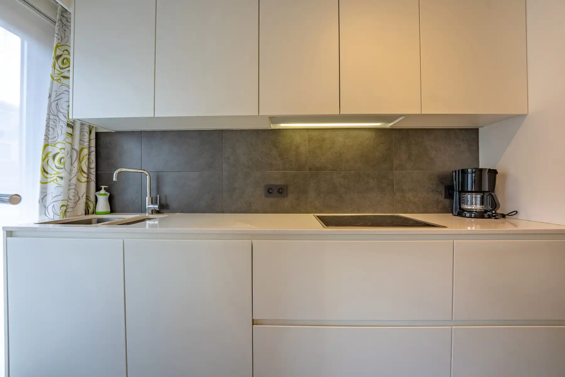 Gelijkvloers appartement met 2 slaapkamers, tuin/terras en garagebox! foto 4