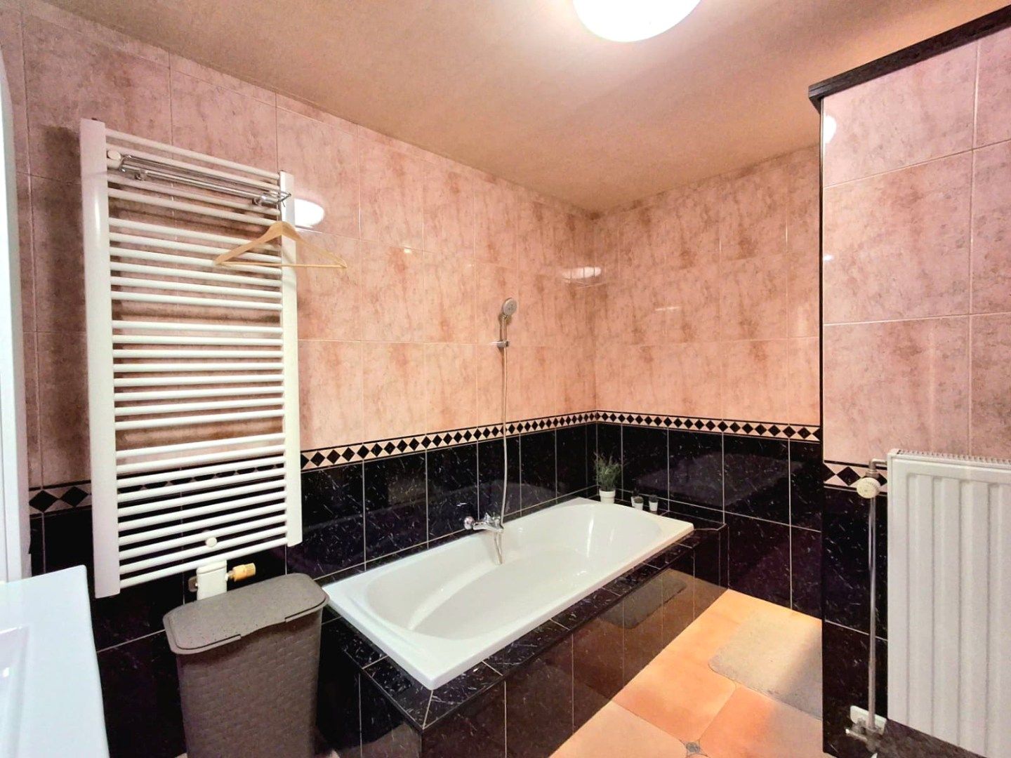 RUIME, GEZELLIGE WONING MET 4 SLAAPKAMERS EN TUIN foto 7