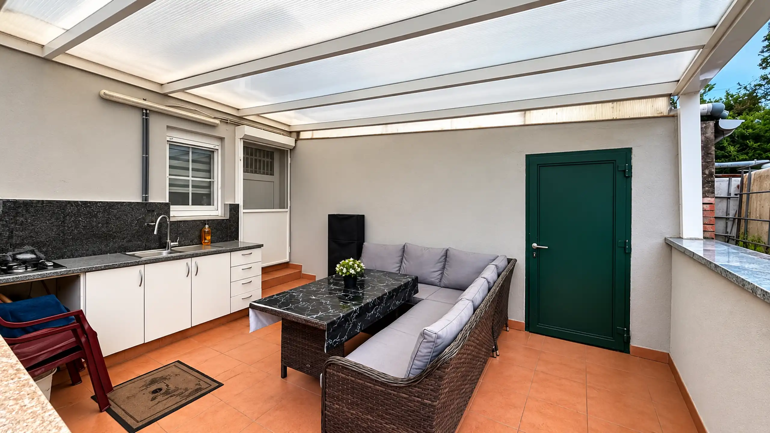 Instapklare halfopen bebouwing met zonnige tuin en garagebox foto 48
