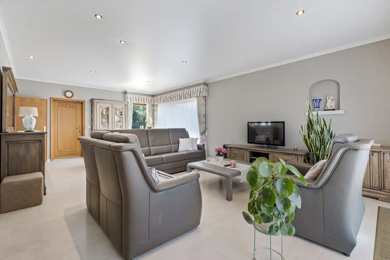 Woning met 2 slpks, zolder, volledig onderkelderd en tuin foto 6