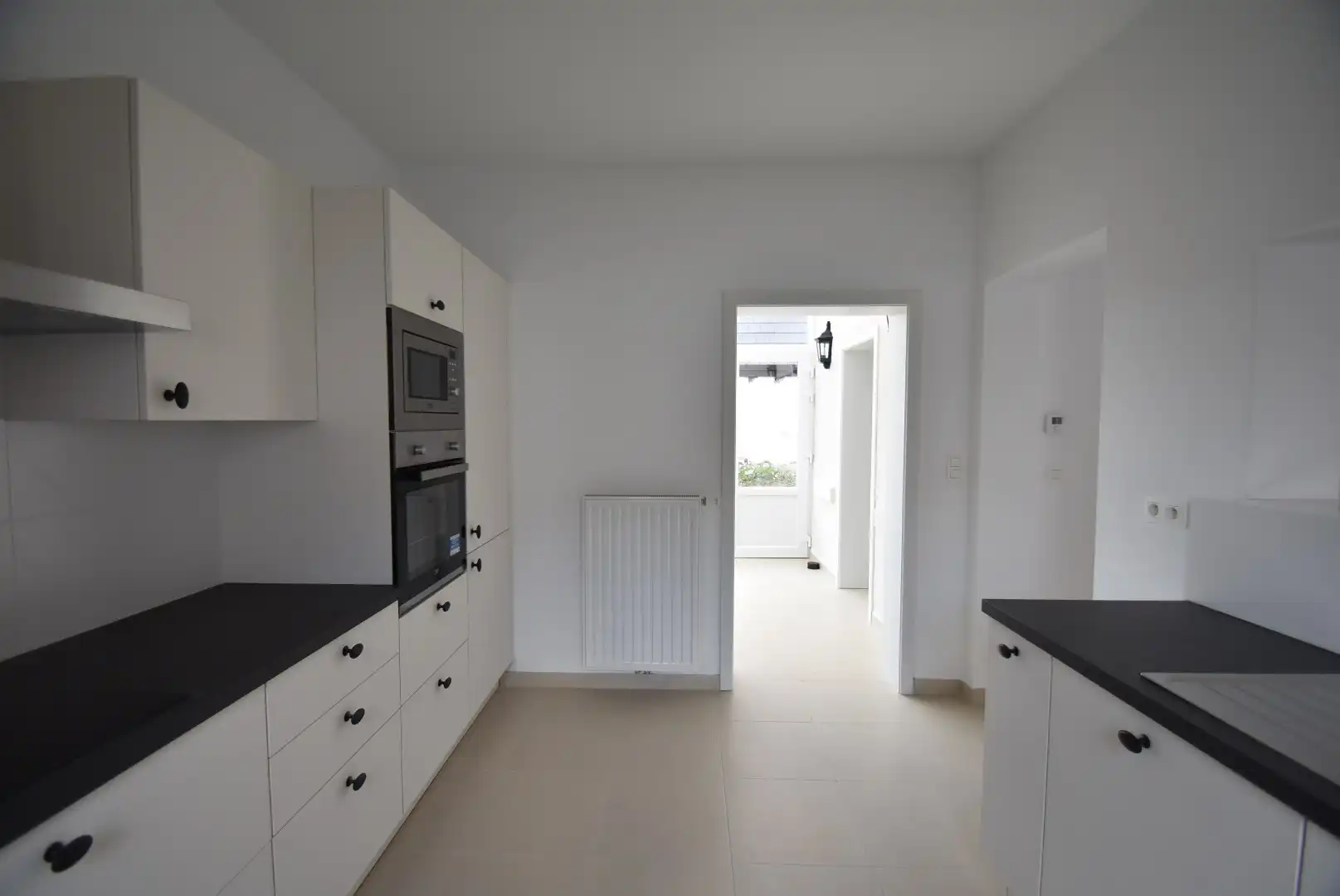 Fris en luchtig gerenoveerde woning met drie slaapkamers, terras, en garage, inbegrepen de stroom via zonnepalen.  foto 16