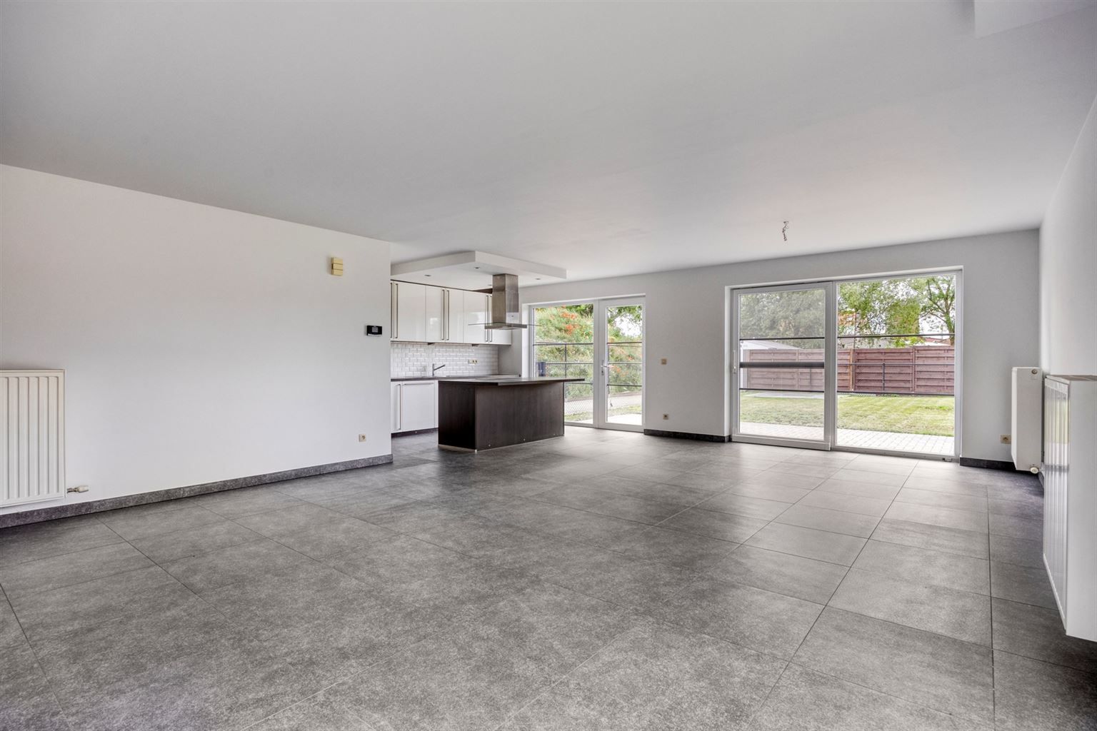 Instapklaar gelijkvloers appartement met 2 slaapkamers, ruime tuin en 3 staanplaatsen op een rustige toplocatie in Opitter.  foto 2