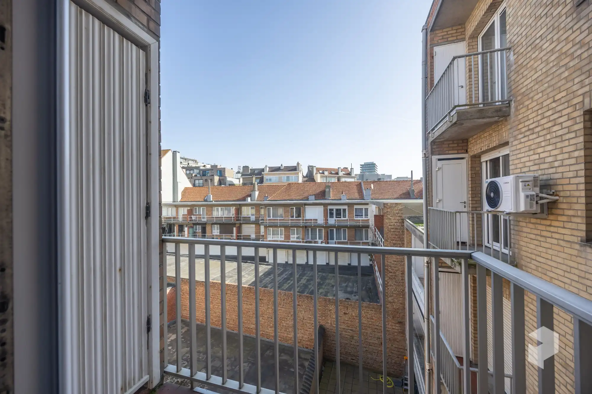 Goed gelegen ruim vernieuwd 2 slaapkamer appartement met terras en grote berging. foto 25