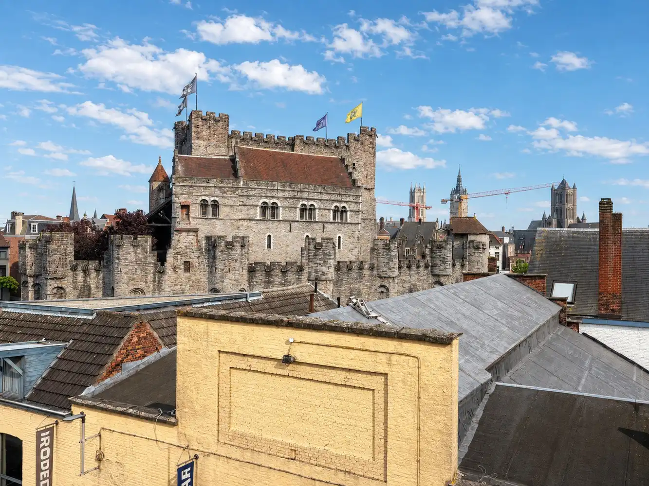 Te renoveren bel-étage stadswoning in vooroorlogse bouwstijl met groot terras, gelegen omgeving Lievekaai op enkele stappen van het Gravensteen. foto 14