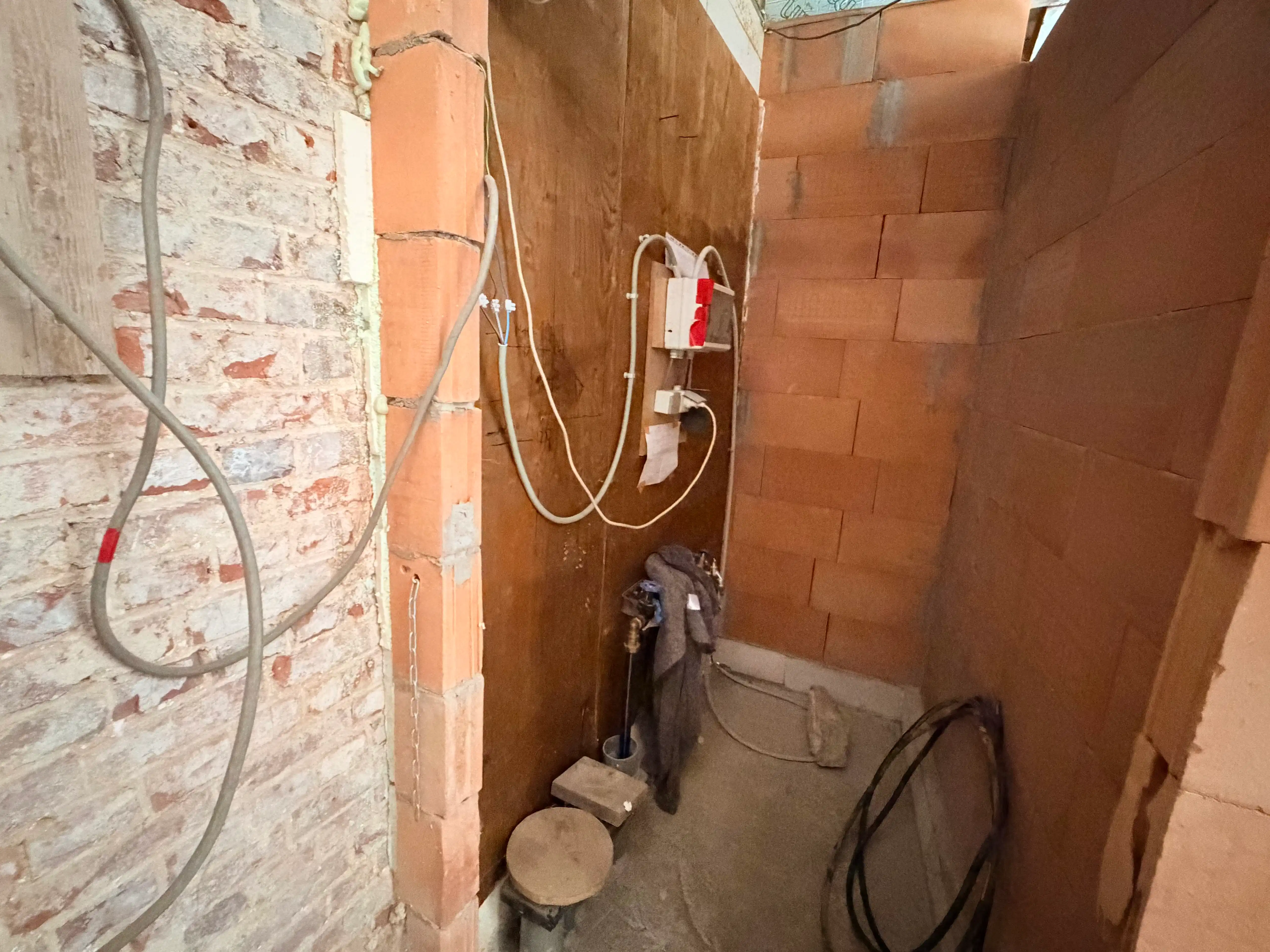 Genk - Fransebosstraat 53: Naar wens af te werken woning met veel potentieel en ruime tuin. foto 7
