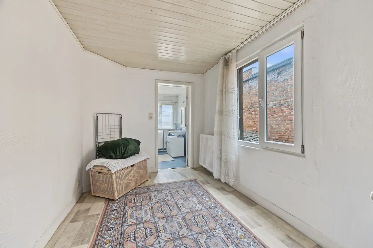 Te renoveren woning met 5 slaapkamers, 2 badkamers en ruime tuin! foto 17
